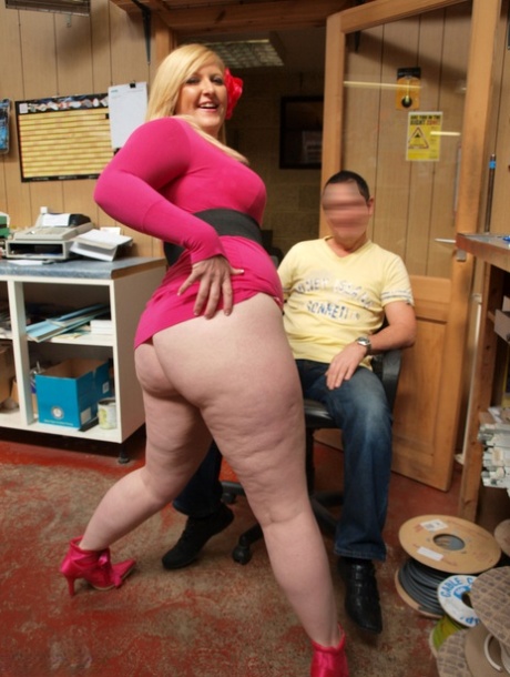 Overweight blonde Samantha strips to her pink heels in front of a shocked man 22194332