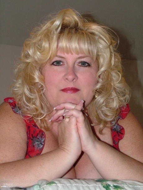 Overweight blonde lady Taffy Spanx finger spreads her snatch on a bed 65384041