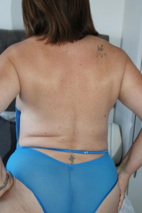 Mature women Cassandra Uk and Dimonty partake in a card game before 3some play 97644718