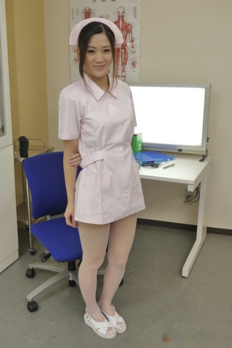 Japanese nurse Anna Kimijima plays with cum after sucking a cock at work 94894727