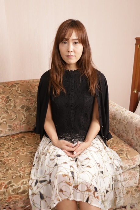 Japanese solo girl Mari Mizutani strips to her black bra and panty set 16325579