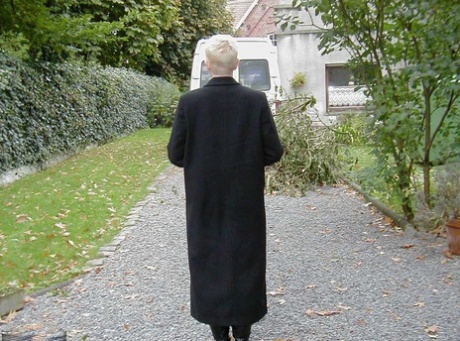 Mature lady with short hair Tiffany Pearl flashes in public before giving a BJ 52384735