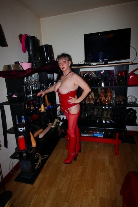 Mature brunette Mary Bitch has her way with a restrained male sub 68279152