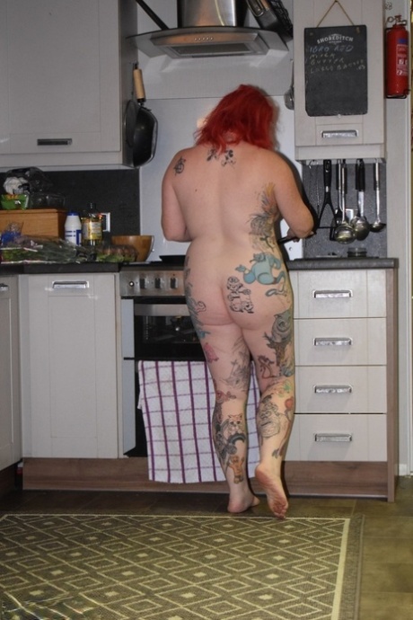 Tattooed British lady Mollie Foxxx does her housework in the nude 87319098