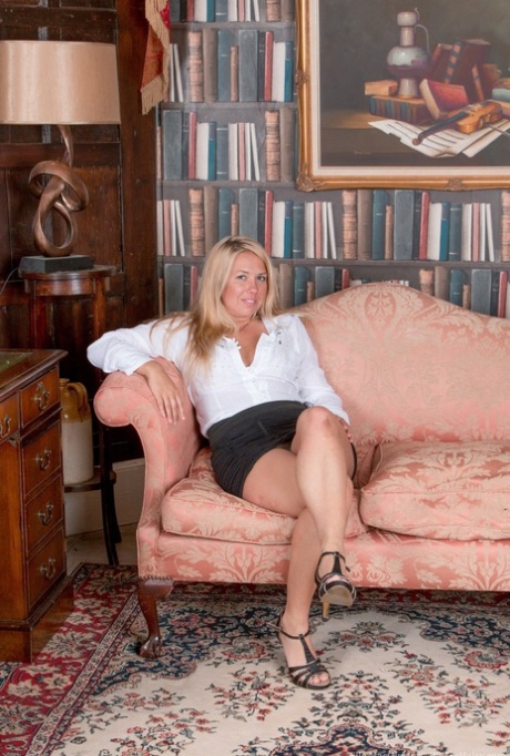 Blonde amateur Elle Macqueen parts her hairy cunt after removing miniskirt 16791944