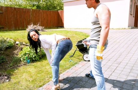Muscle neighbor takes a piss on a curvy amateur MILF outdoors 70819868