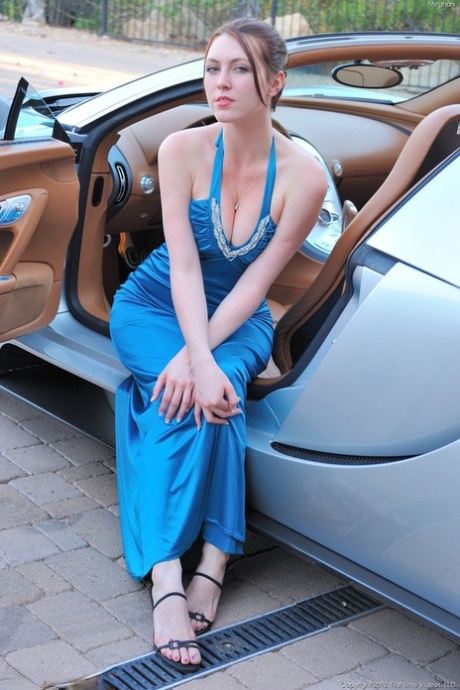 Hot chick flaunts her perfect pair of all natural tits outdoors in car 71224469