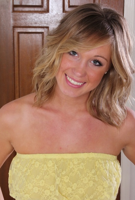 Cute amateur MILF Ashley Jones spreading bald beaver wide open n the floor 91400325