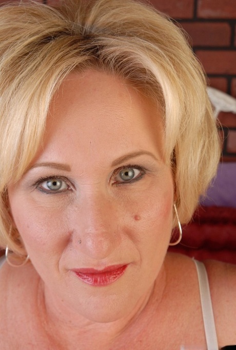 Spicy skillful mature with a chubby body Molly poses & spreads her pussy lips 11952540