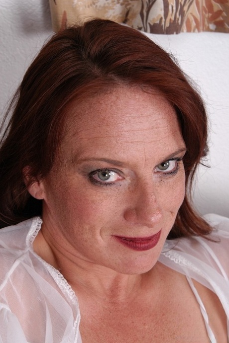 Mature lady Tasia gets naked and spreads pink labia lips wide open 41603997