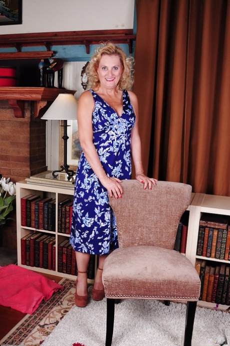 Stunning blonde MILF Lady Dalbin playing with her wet mature pussy 63751048