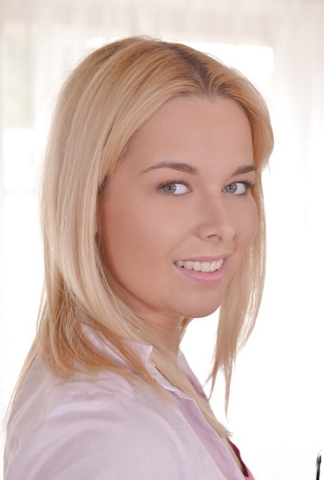 Beautiful blond babe Nikki Dream removing blue jeans to spread smooth pussy 96070025