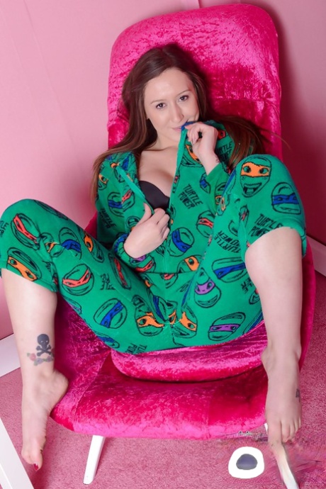 Pajama adorned babe Elouise Please baring big boobs before masturbating 50818651