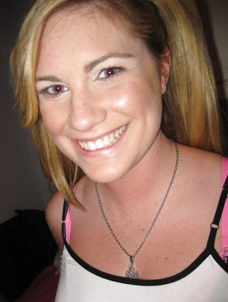 Amateur girlfriend Hayden Night posing naked in the bath 44214186