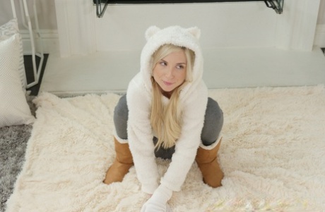Blonde cutie Piper Perri pulls down her yoga pants on way to showing her twat 19803974