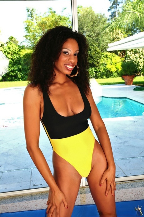Ebony ass of cute black girl Joy Luxx makes her sport scene awesome 84883258