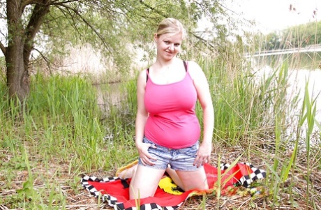 Sima is such a trashy fat bitch who will strip outdoors for pussy play 66298130